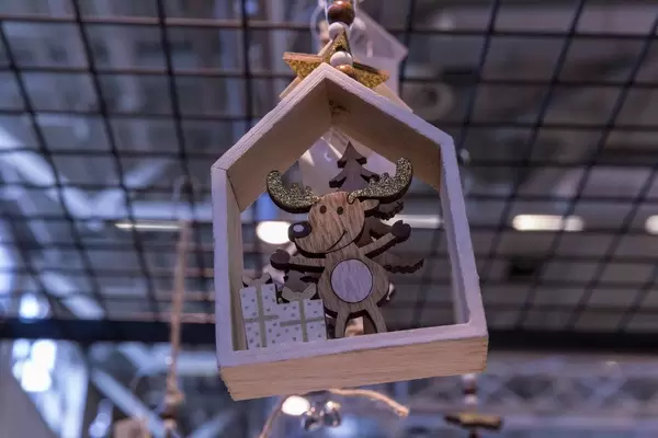 Offenes Holzhaus mit Rentier und Geschenken zum Aufhängen