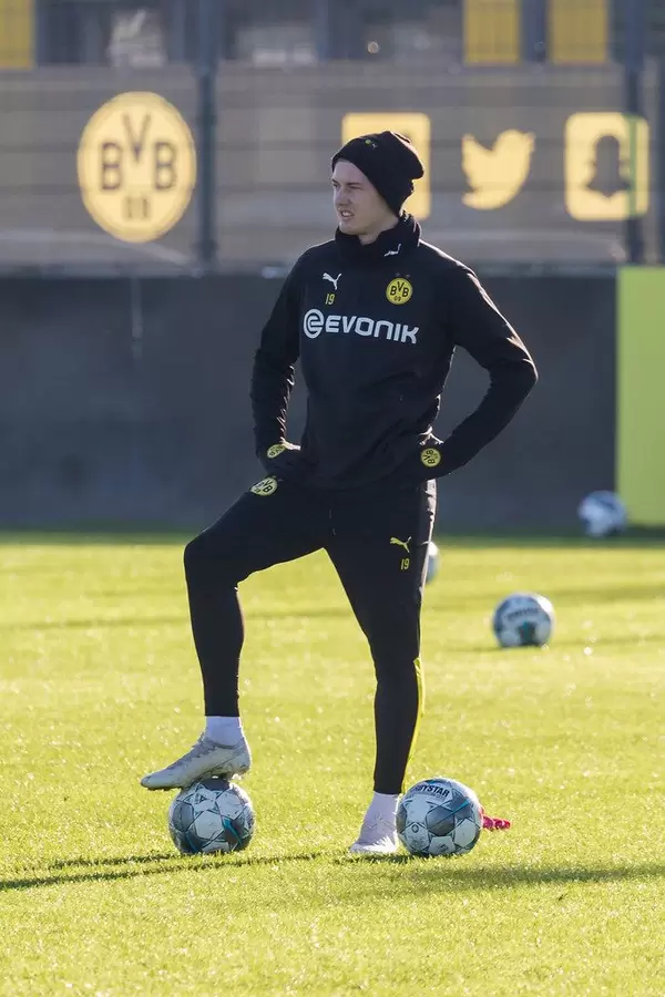 Offensiver Mittelfeldspieler Julian Brandt umgeben von Bällen auf dem BVB Trainingsgelände
