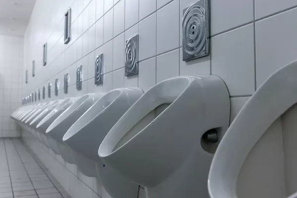 Öffentliche Toilette für Herren: Reihe von Pissoirs