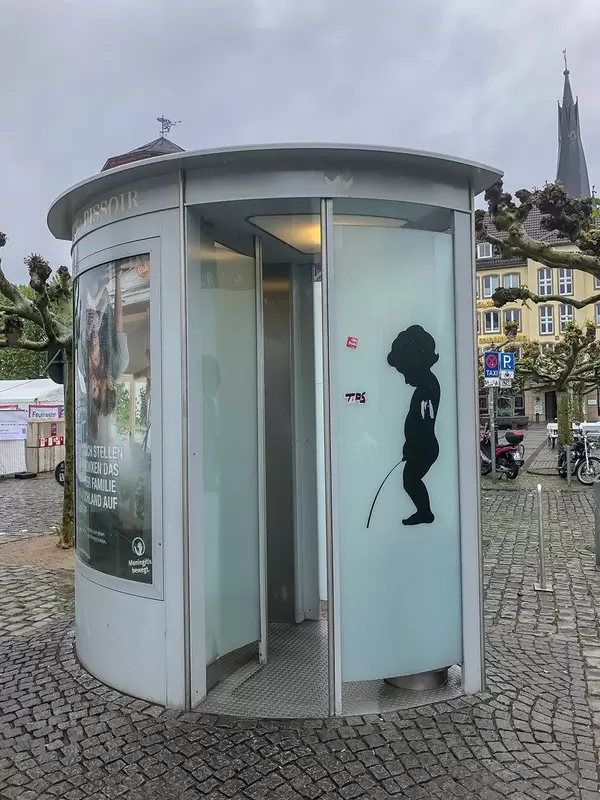 Öffentliches Pissoir und Männertoilette am Burgplatz in Düsseldorf