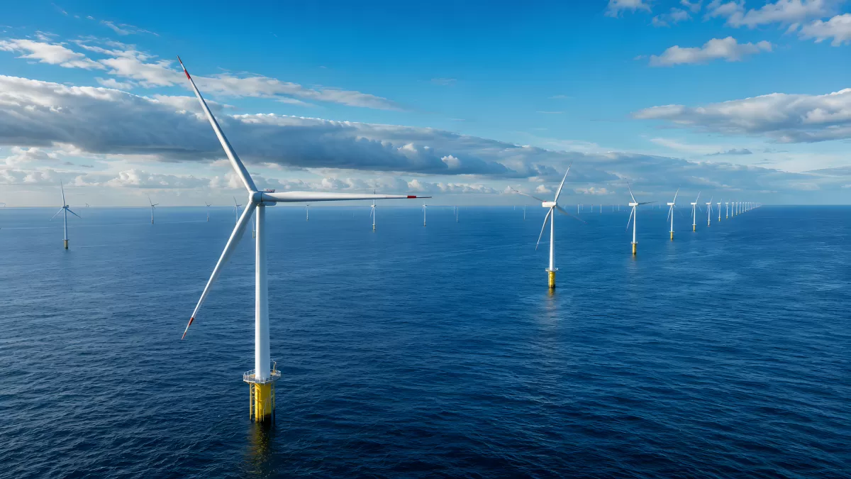 Offshore-Windpark auf offener See aus der Vogelperspektive