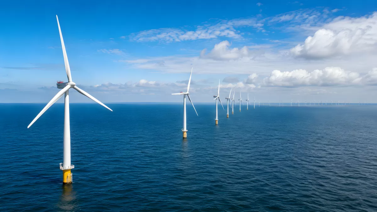 Offshore-Windpark auf offener See bei blauem Himmel
