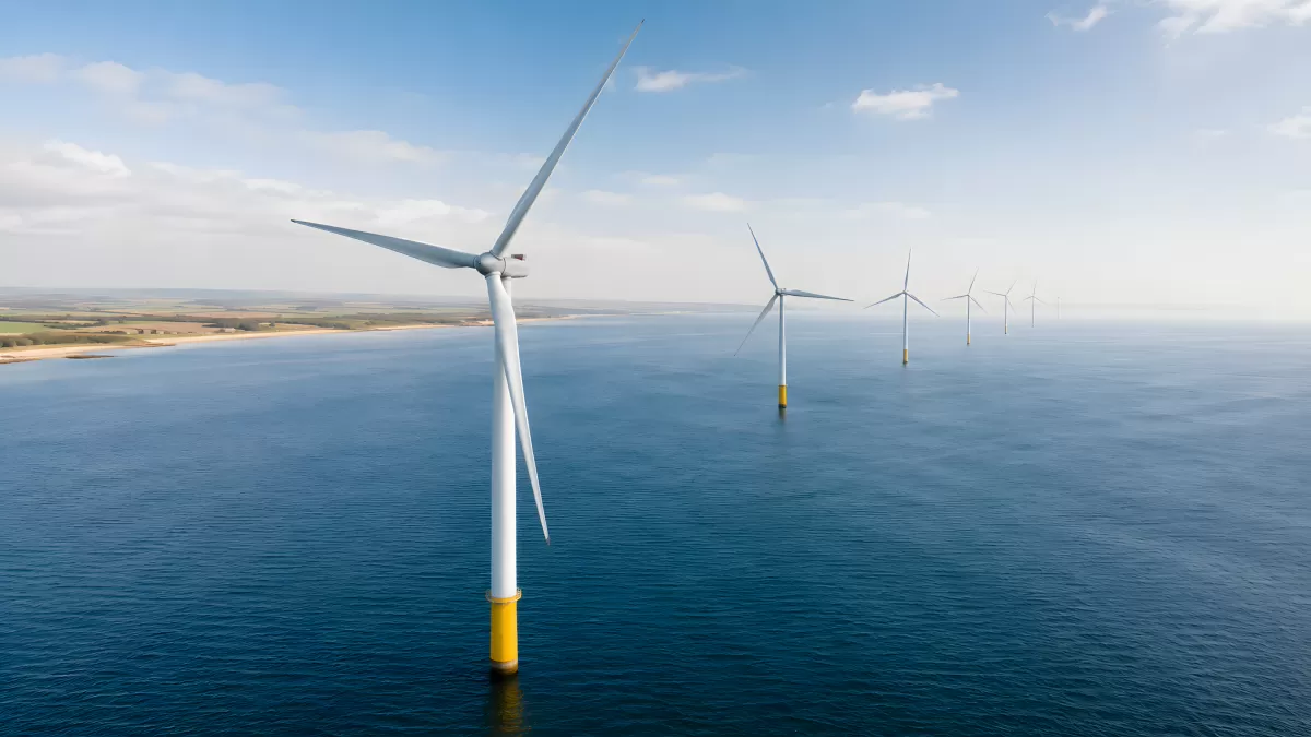 Offshore-Windpark mit Turbinen im blauen Meer