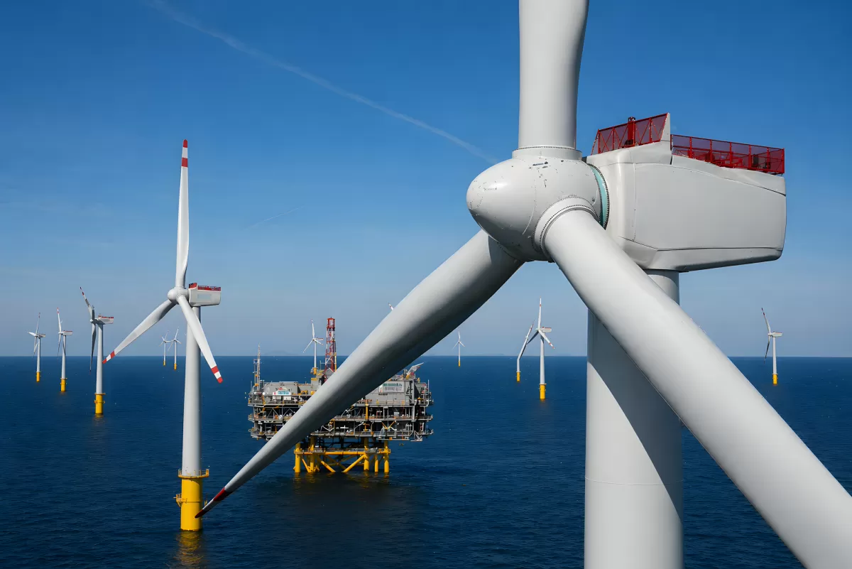 Offshore-Windpark mit Umspannplattform auf hoher See