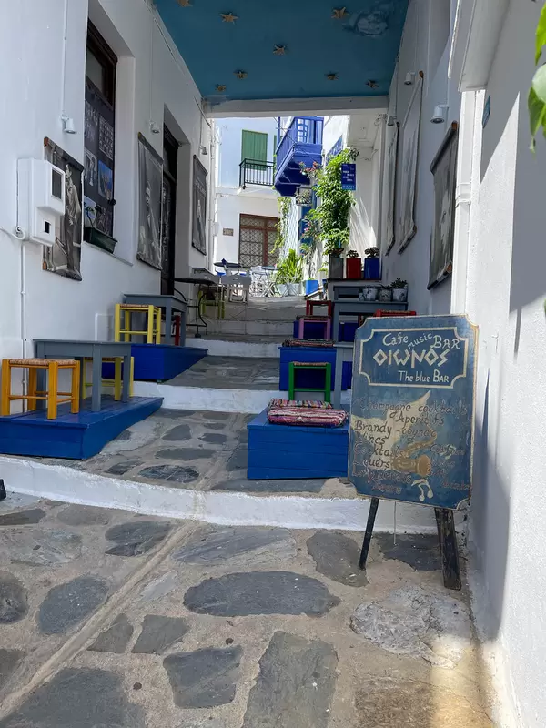 Oionos - The blue bar: Live-Musik-Bar in einer Gasse Skopelos mit bunter Einrichtung und Musikplakaten