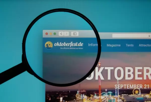 Oktoberfest-Logo auf Internetseite wird durch Leselupe betont