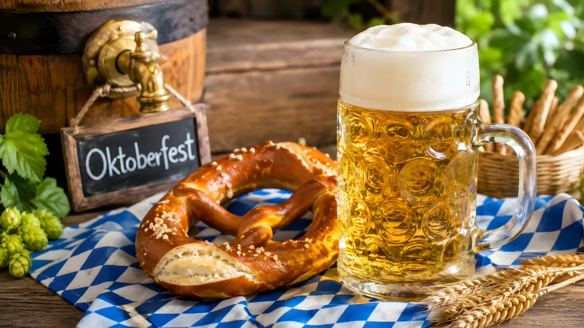 Oktoberfest-Stimmung mit Brezel und Bierkrug