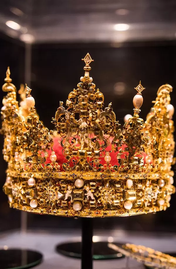 Old crown used by the Danish royal family in years past (Flip 2019)