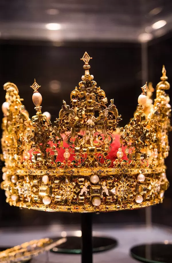 Old crown used by the Danish royal family in years past.jpg