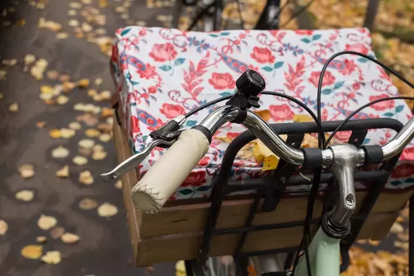 Oldschool Fahrrad mit Holzkorb