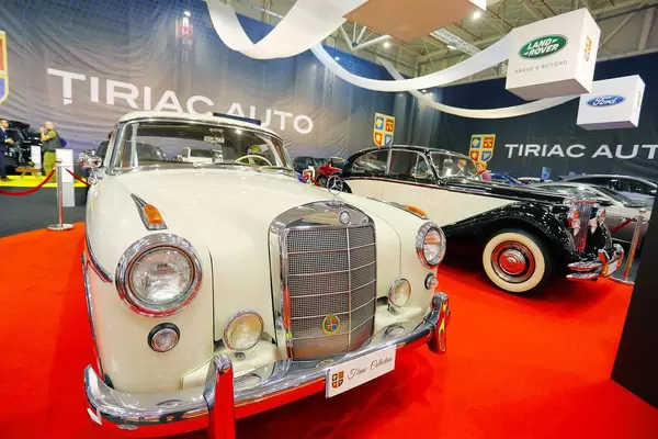 Oldtimer Auto: Mercedes-Benz 220S von 1957 beim Auto Show in Bukarest