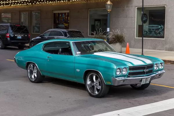 Oldtimer: turquoise Chevrolet Camaro SS with white stripes