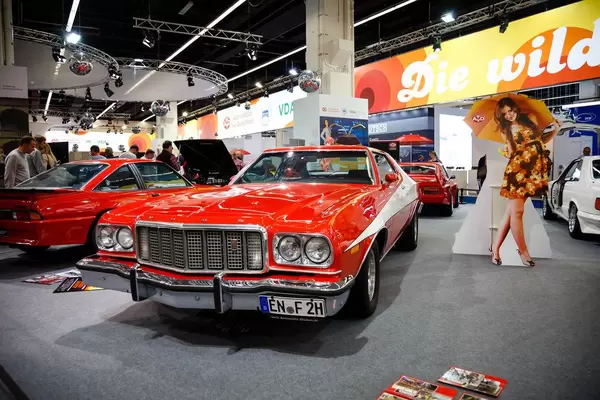 Oldtimer von 1975 Ford Gran Torino “Starsky & Hutch” auf der Ausstellung "Die Wilden 70er"