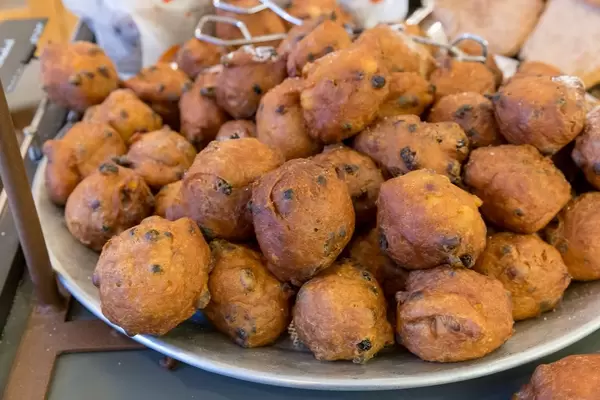 Oliebol, Niederländisches Gebäck aus Mehl, Eiern und Milch