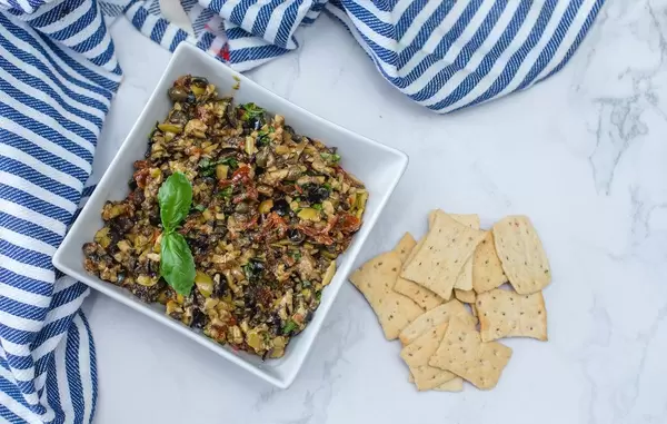 Olive Tapenade with Crackers
