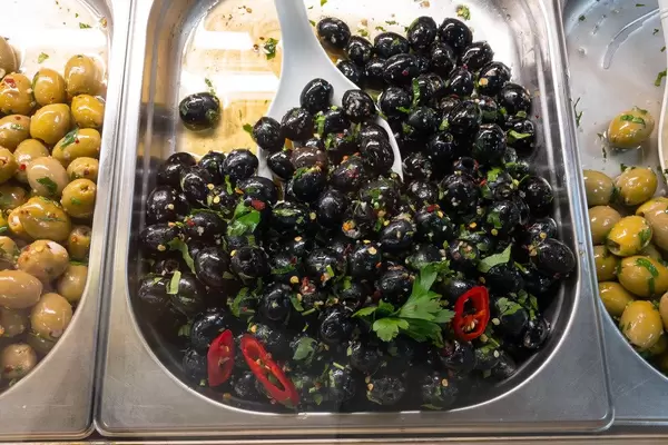 Oliven mit Petersil und Chili