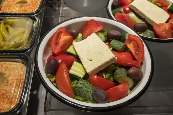 Oliven, Tomaten, Gurken, Kopfsalat und Tofu. Danilovsky Market in Moskau