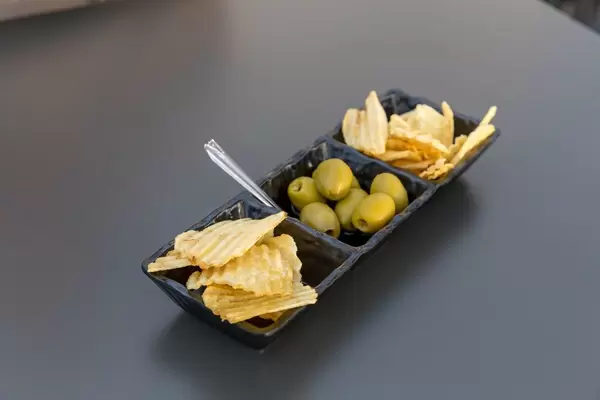 Oliven und Kartoffelchips als Snack in Rom