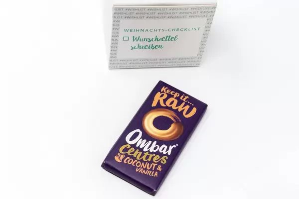 Ombar Centres - dunkle Bio-Schokolade mit Kokosnuss und Vanilie Cremefüllung aus den achten Türchen des veganen Foodist Active Adventskalender