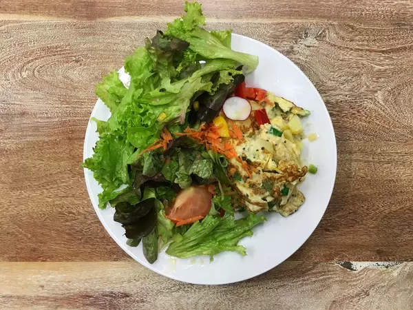 Omelett mit Salat