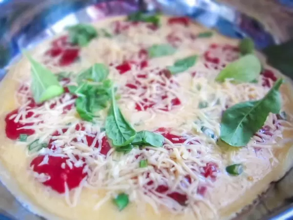 Omelett mit Tomatensauce und Käse