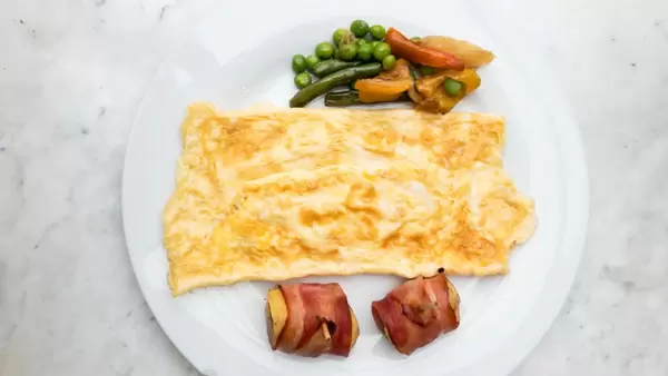 Omelett, pan-cooked vegetables and bacon-wrapped bananas