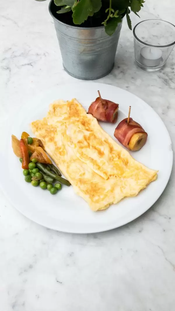 Omelett, pan-cooked vegetables and pigs in blankets