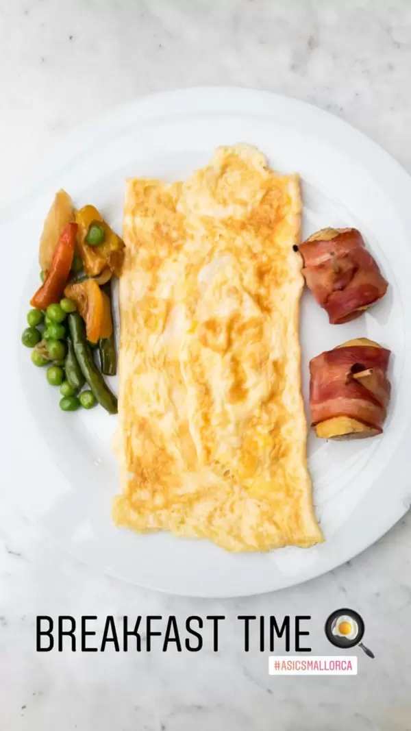 Omelett, Pfannengemüse und Banane im Speckmantel