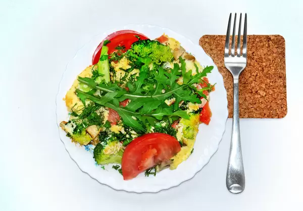 Omelette mit Tomaten, Pilzen und Brokkoli