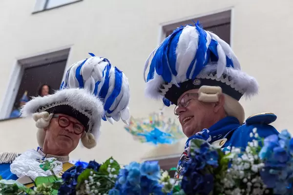 One of the most typical images of the Cologne carnival are the members of the traditional society of the Blaue Funken, dressed in very elaborate blue and white costumes
