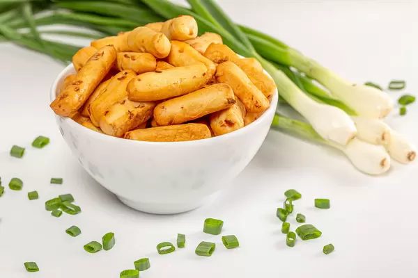 Onion rusks snacks with fresh green onions