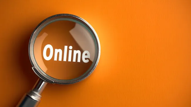 Online-Konzept durch Lupe fokussiert