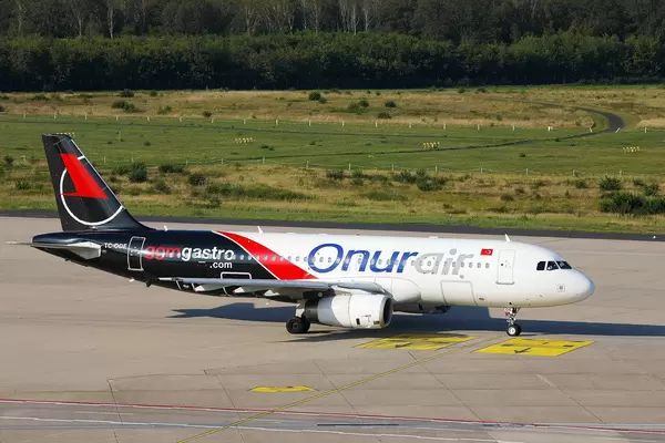 Onur Air TC-ODE Airbus A320 am Flughafen Köln/Bonn (CGN)