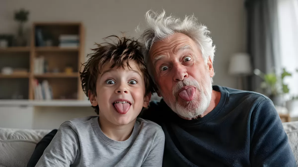Opa und Enkel machen lustige Grimassen auf Sofa