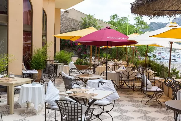 Open-Air-Terrasse mit bunten Sonnenschirmen. Restaurant Agapanto Flor del Amor, Puerto de Sóller