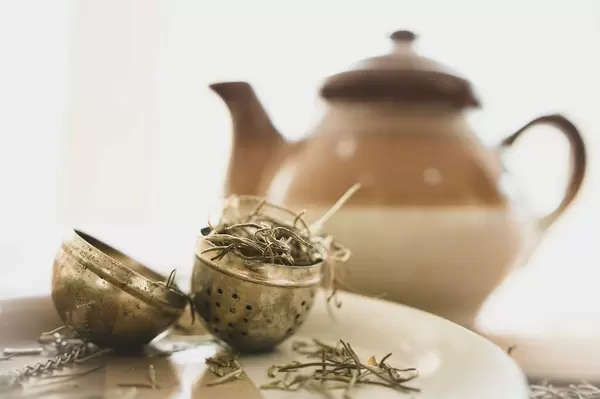 Open tea infuser with herbs