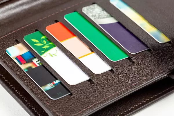 Open wallet with plastic cards, close -up (Flip 2020)