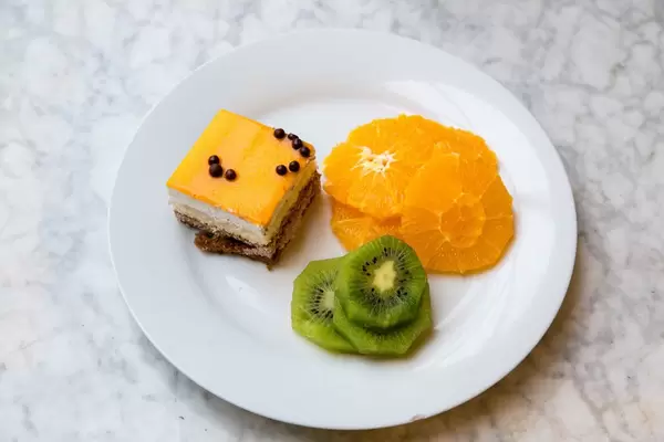 Orange cake, orange and kiwi slices