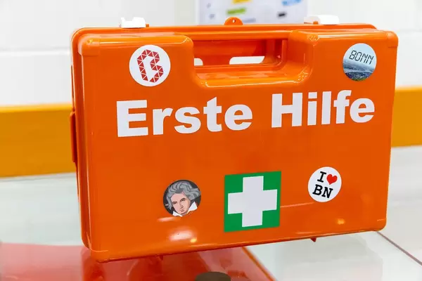 Orange Erste Hilfe Box mit "I love Bonn" und Beethoven-Aufkleber auf dem BarCamp Bonn
