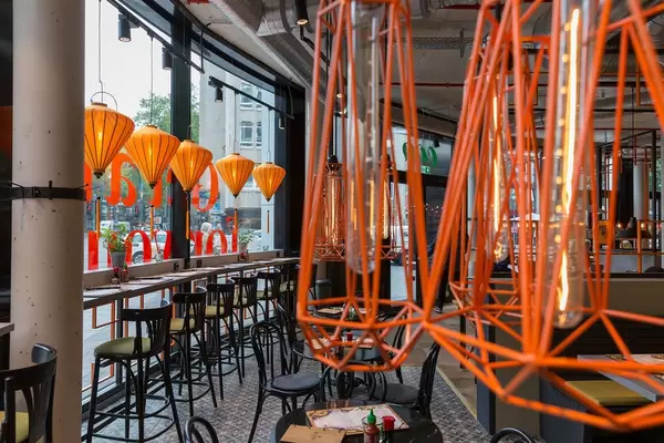 Orange Lampen mit verschiedenen Designs im coa Wok & Bowl Restaurant in Köln