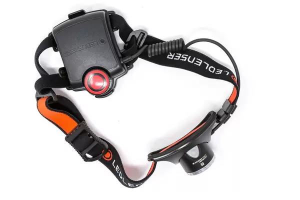 Orange-schwarze Stirnlampe Ledlenser H7R.2 vor weißem Hintergrund