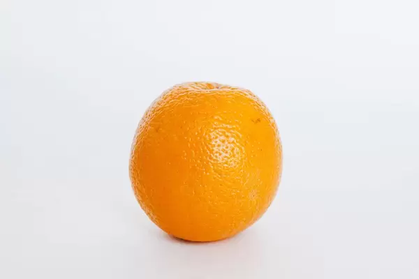 Orange vor weißem Hintergrund