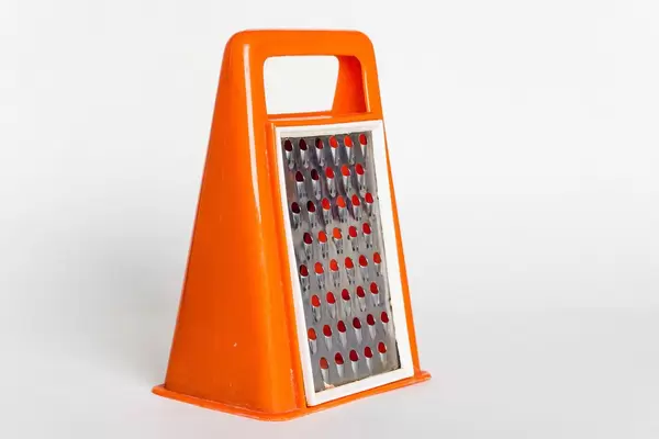 Orangefarbene Gemüsereibe