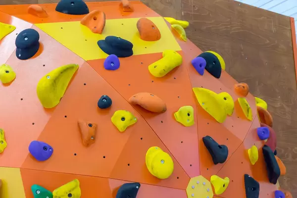 Orangefarbene Kletterwand