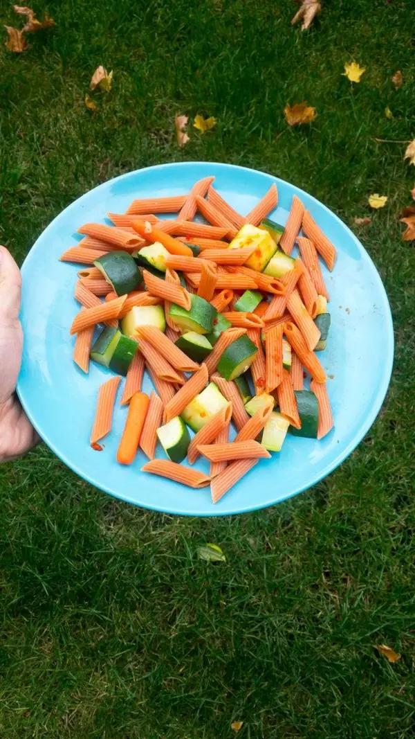 Orangefarbene Nudeln und Zucchini