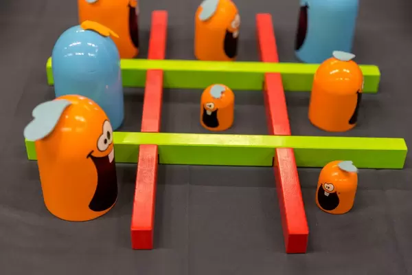 Orangefarbene und blaue Spielfiguren