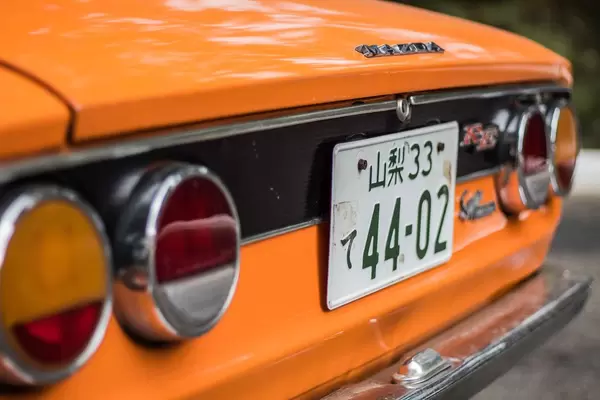 Orangefarbener Mazda-Oldtimer