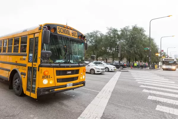 Orangefarbener Schulbus in Chicago