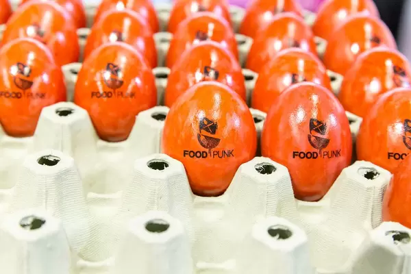 Orangen Eier in Eierbecher geboten von FoodPunk - ein App für ketogene und low-carb Ernährungspläne auf dem Fibo Köln