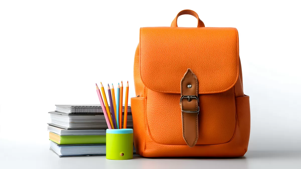 Orangener Schulrucksack mit Schulmaterialien